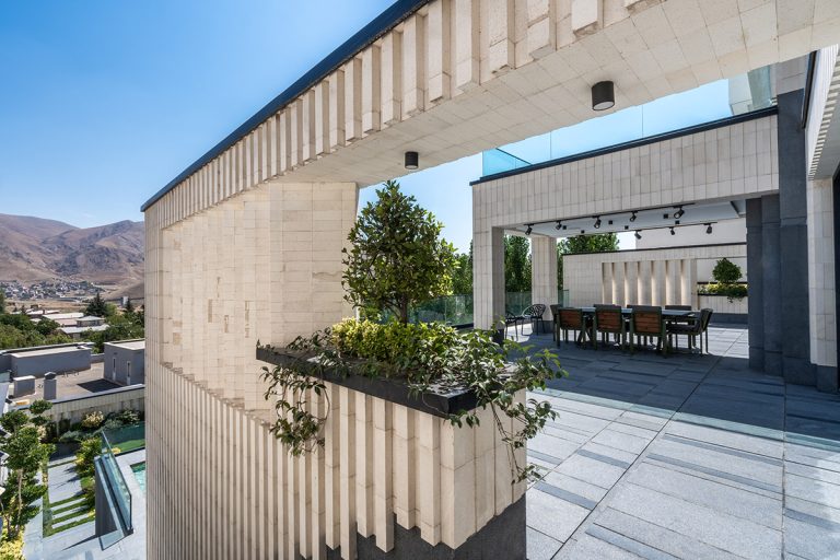 تراس سرپوشیده ویلای آنا با قاب‌بندی معماری سفید و نمای کوهستان