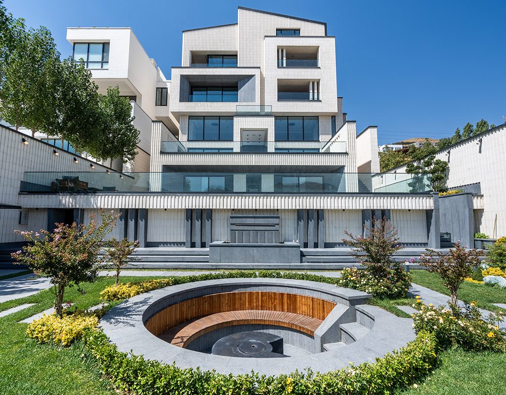 نمای اصلی ویلای شهرک آنا با طراحی پلکانی و حیاط مرکزی دایره‌ای