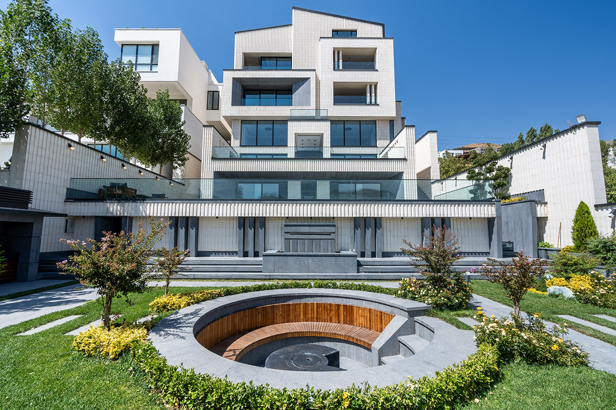 نمای اصلی ویلای شهرک آنا با طراحی پلکانی و حیاط مرکزی دایره‌ای