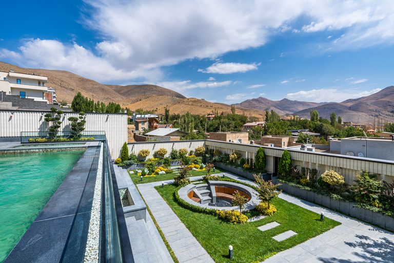 نمای بالا از حیاط ویلای آنا با فضای نشیمن دایره‌ای و باغچه‌های طراحی‌شده