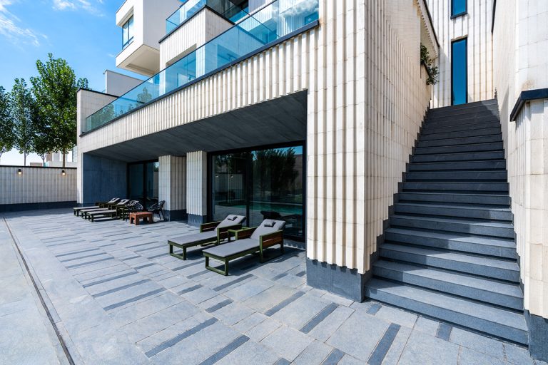 پله‌های سنگی و فضای نشیمن در تراس پایین ویلای آنا