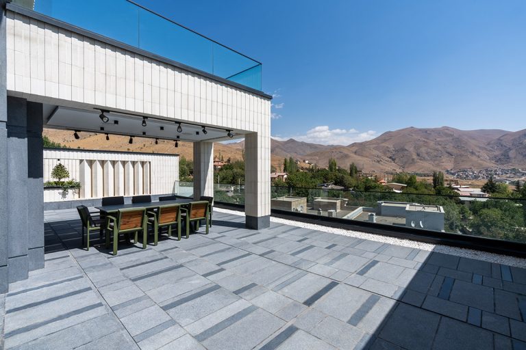 تراس مرتفع ویلای آنا با میز ناهارخوری و چشم‌انداز کوهستانی