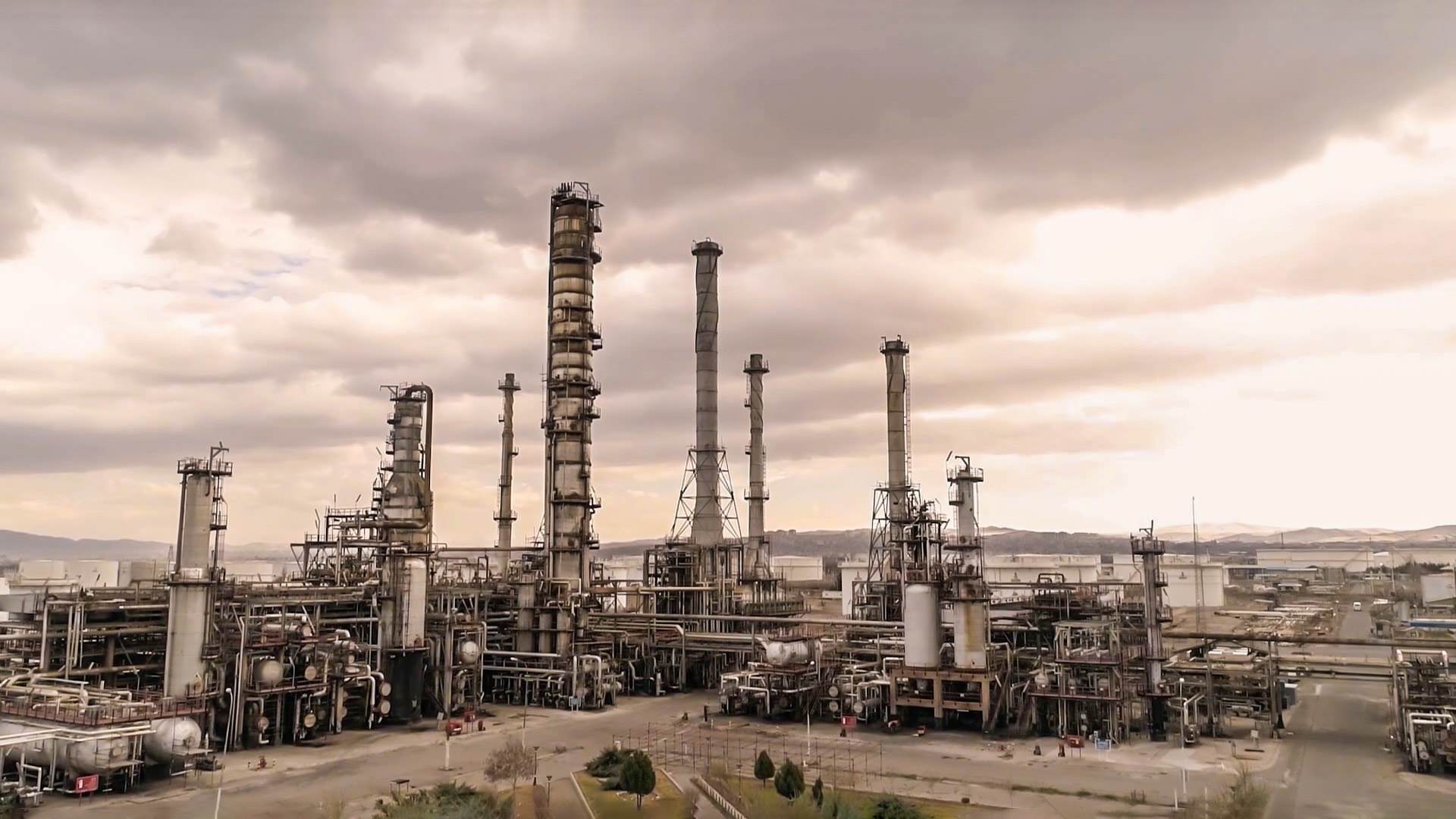 نمای کارخانه پتروشیمی با برج‌های بلند فرآیند، هلدینگ غدیر