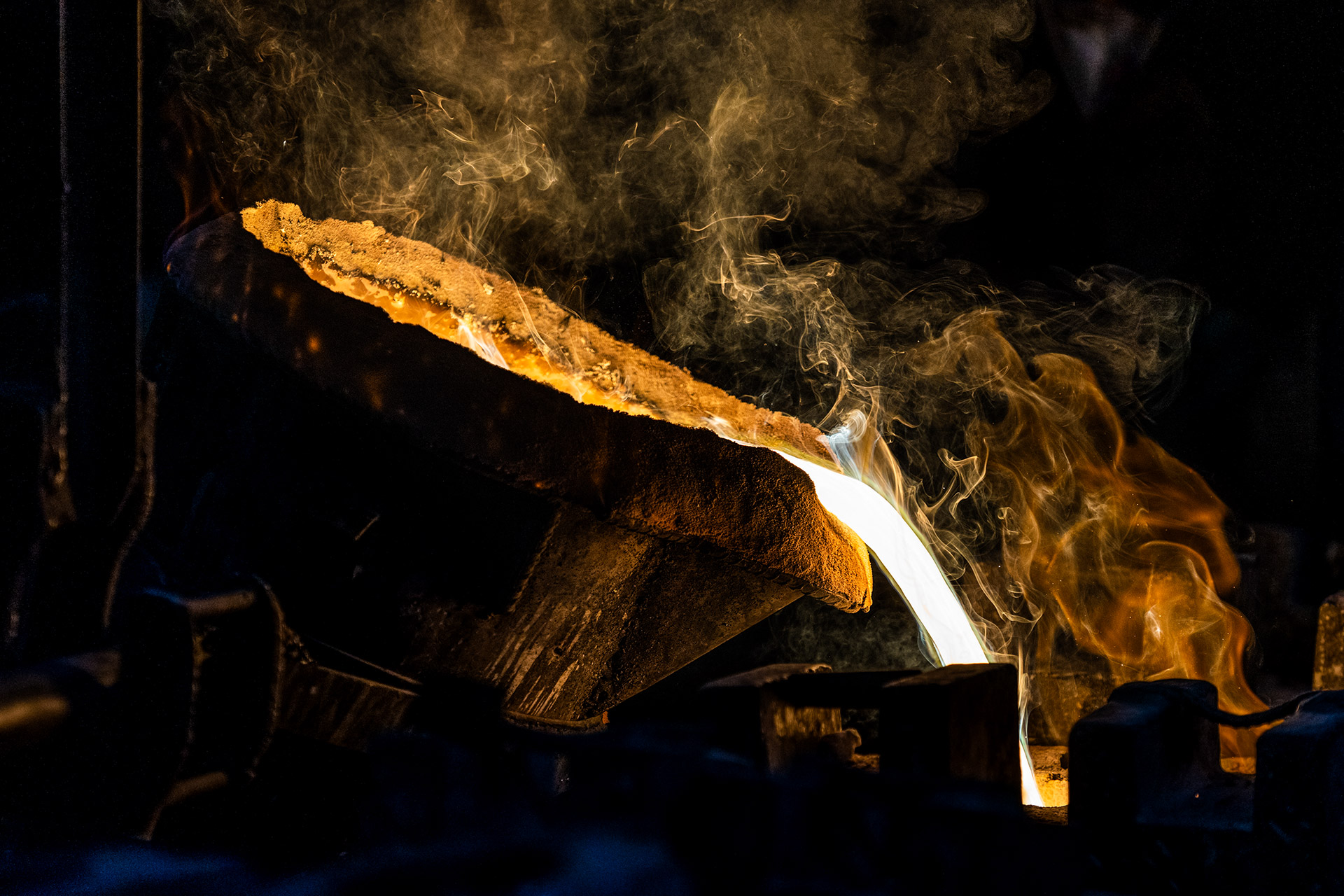 جریان مذاب در حال خروج از بوته ریخته‌گری در کارخانه استیل ریزان