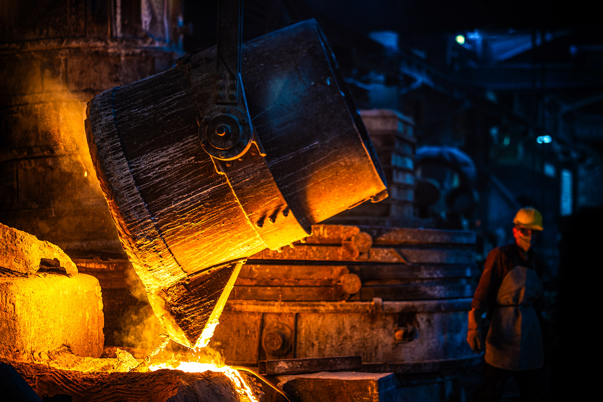 بوته بزرگ ریخته‌گری در حال تخلیه مواد گداخته در فضای صنعتی