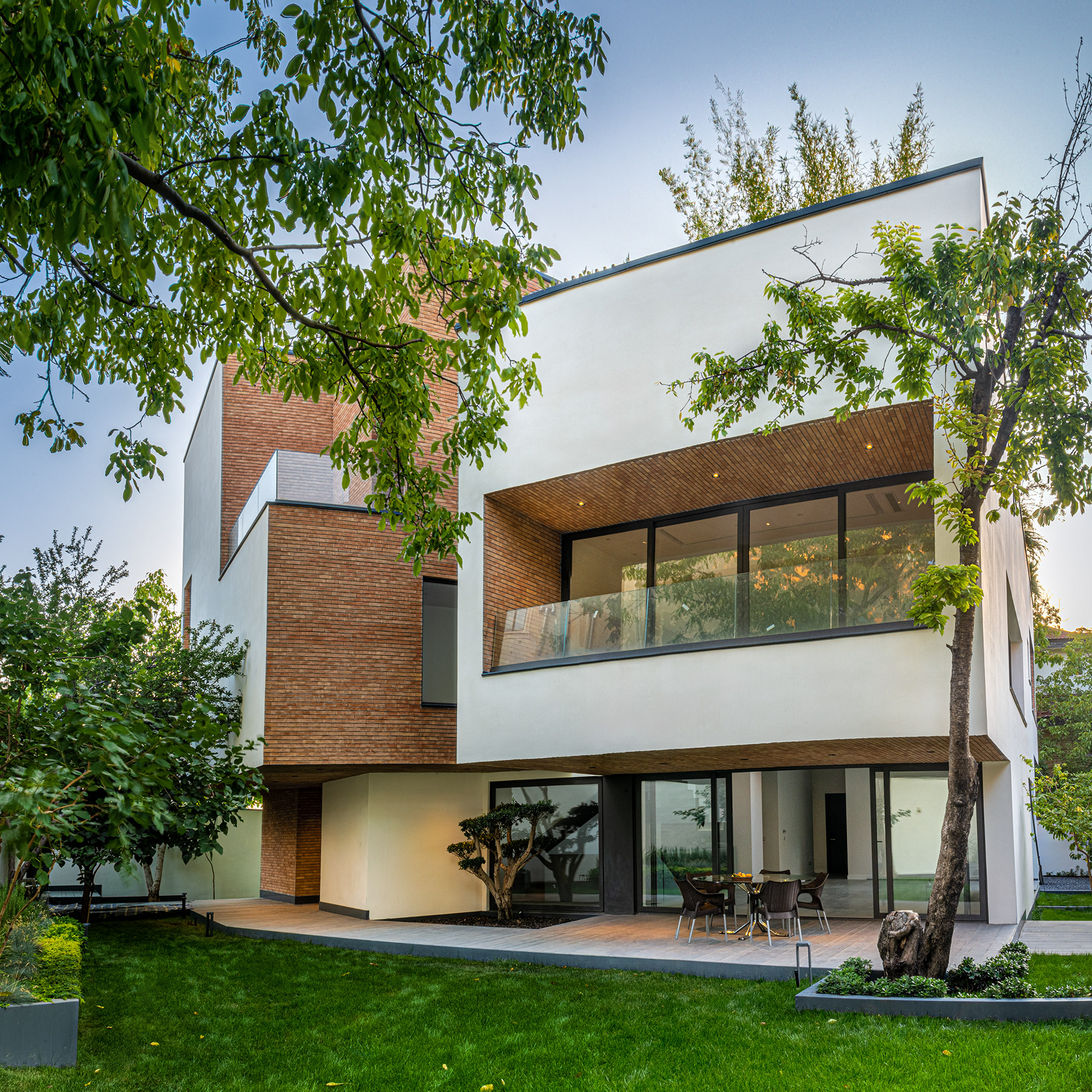 نمای بیرونی ویلای کاتوزیان در لواسان با ترکیب آجر و سفیدکاری، طراحی توسط استودیو معماری NOIR به سرپرستی محمدرضا مرعشی، عکاسی توسط حمید خرمی.