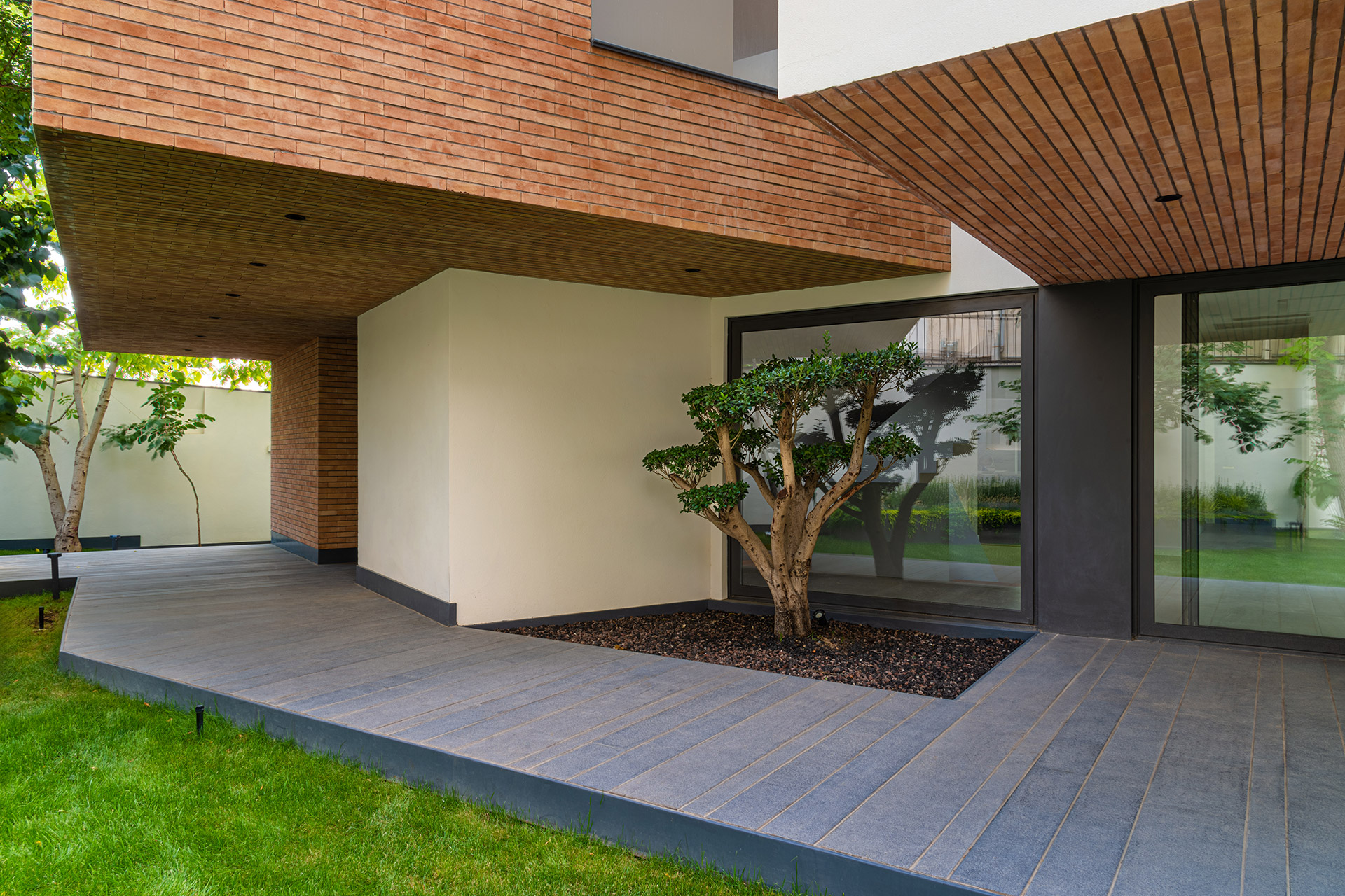 نمایی از درختچه مرکزی حیاط ویلای کاتوزیان در ترکیب با معماری مدرن،