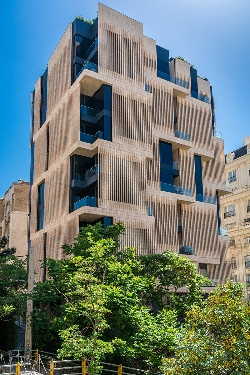 نمای غربی ساختمان لومن با تاکید بر فرم‌های عمودی و بازشوهای متنوع