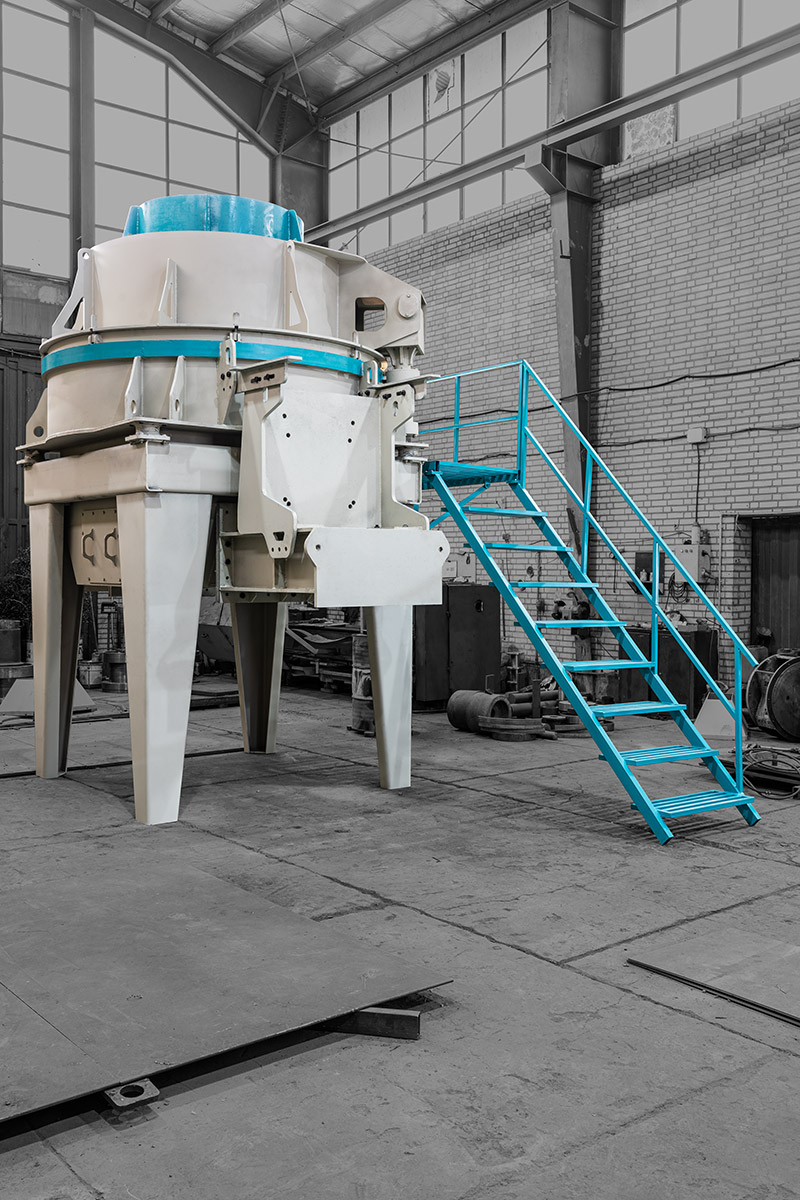 نمای ایزوله از دستگاه صنعتی با رنگ‌های متمایز در Rockwellcrusher