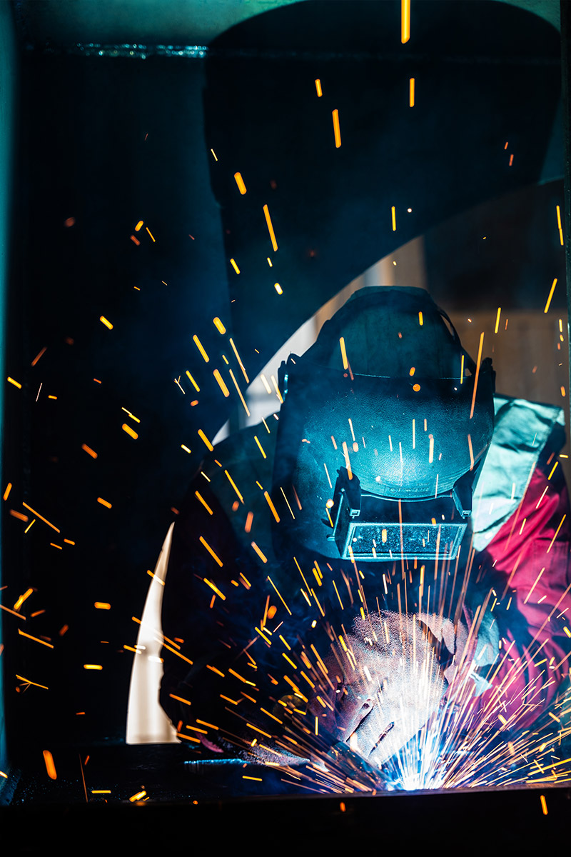 جوشکاری صنعتی درخشان با پاشش جرقه‌ها - تهران