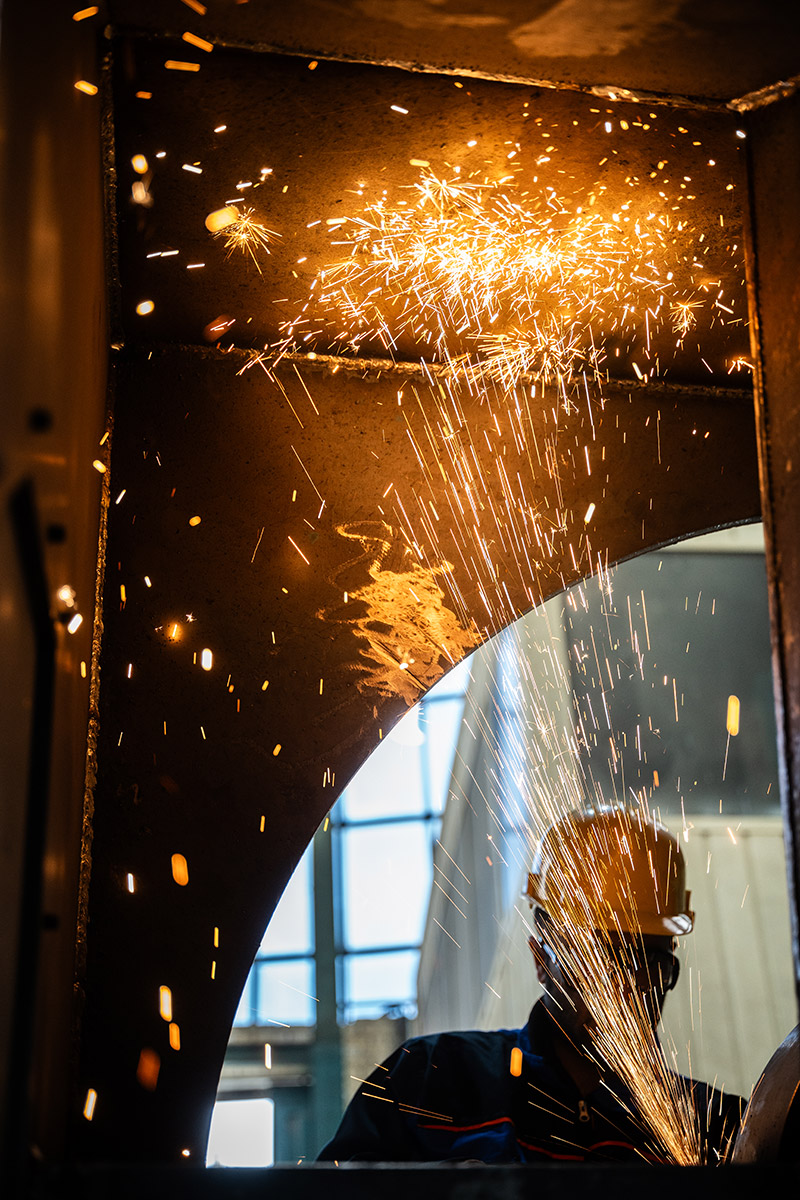 برش فلز در کارگاه با انفجار نور - پروژه صنعتی حمید خرمی