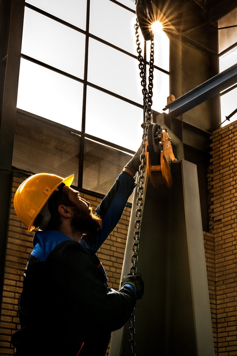 کار زیر نور طبیعی با تجهیزات بالابر