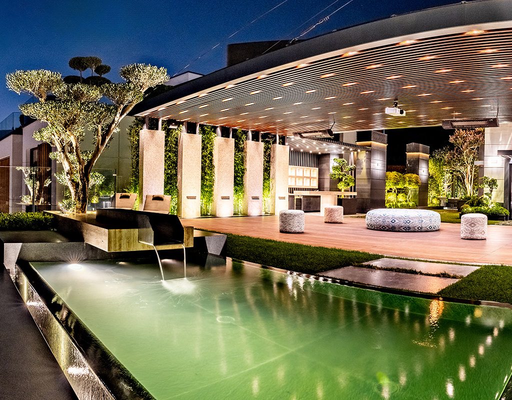 عکاسی روف گاردن مدرن در شب با نورپردازی خیره‌کننده و استخر بازتابی در لواسان