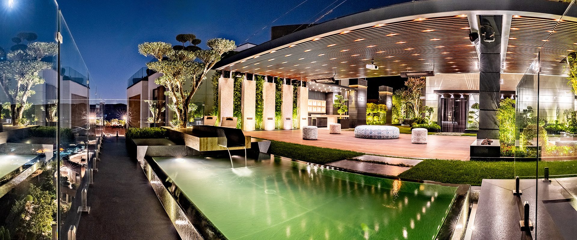 عکاسی روف گاردن مدرن در شب با نورپردازی خیره‌کننده و استخر بازتابی در لواسان