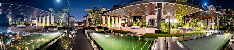 عکاسی روف گاردن مدرن در شب با نورپردازی خیره‌کننده و استخر بازتابی در لواسان