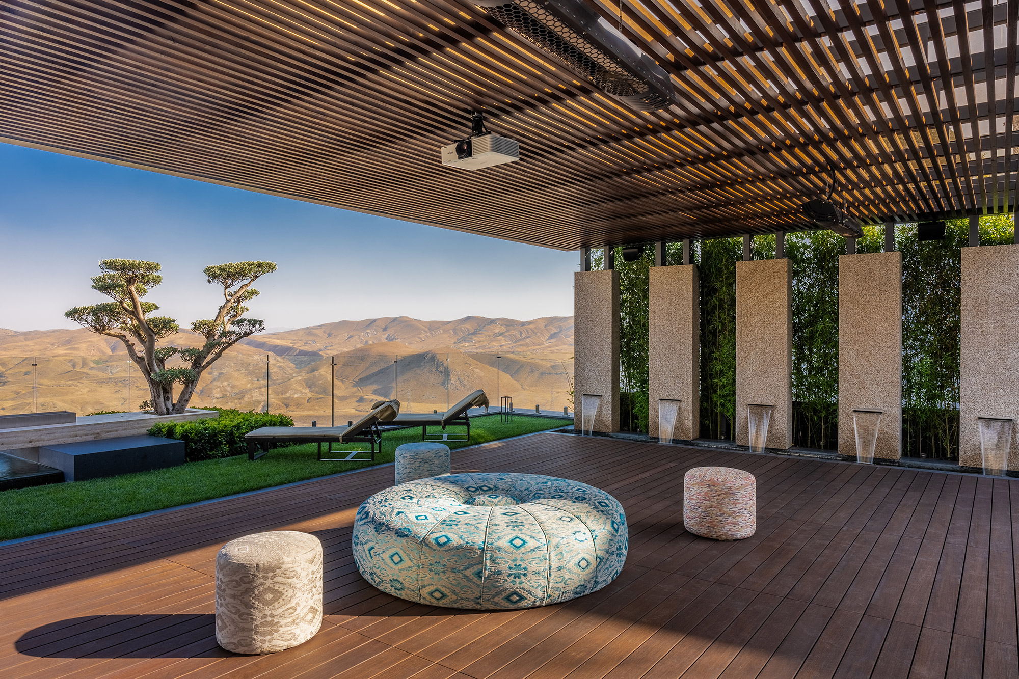 روف گاردن مدرن با طراحی باز و چشم‌انداز کوهستان در روز