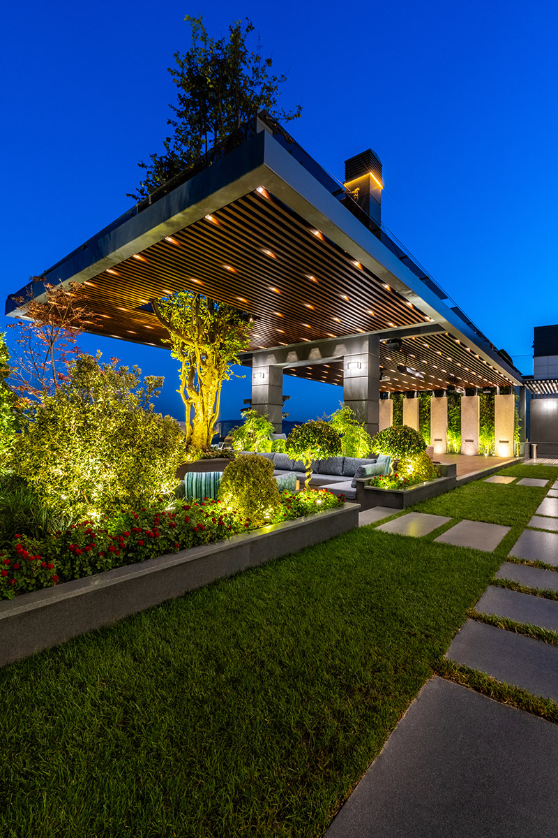 پوشش گیاهی و مسیرهای سنگی با نورپردازی حرفه‌ای