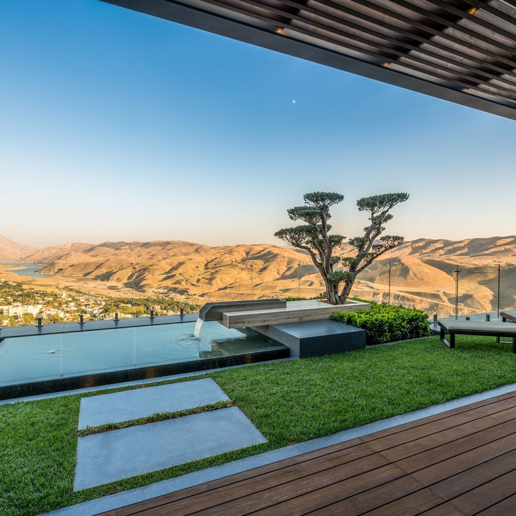 ویوی کوهستان و رودخانه در غروب خورشید