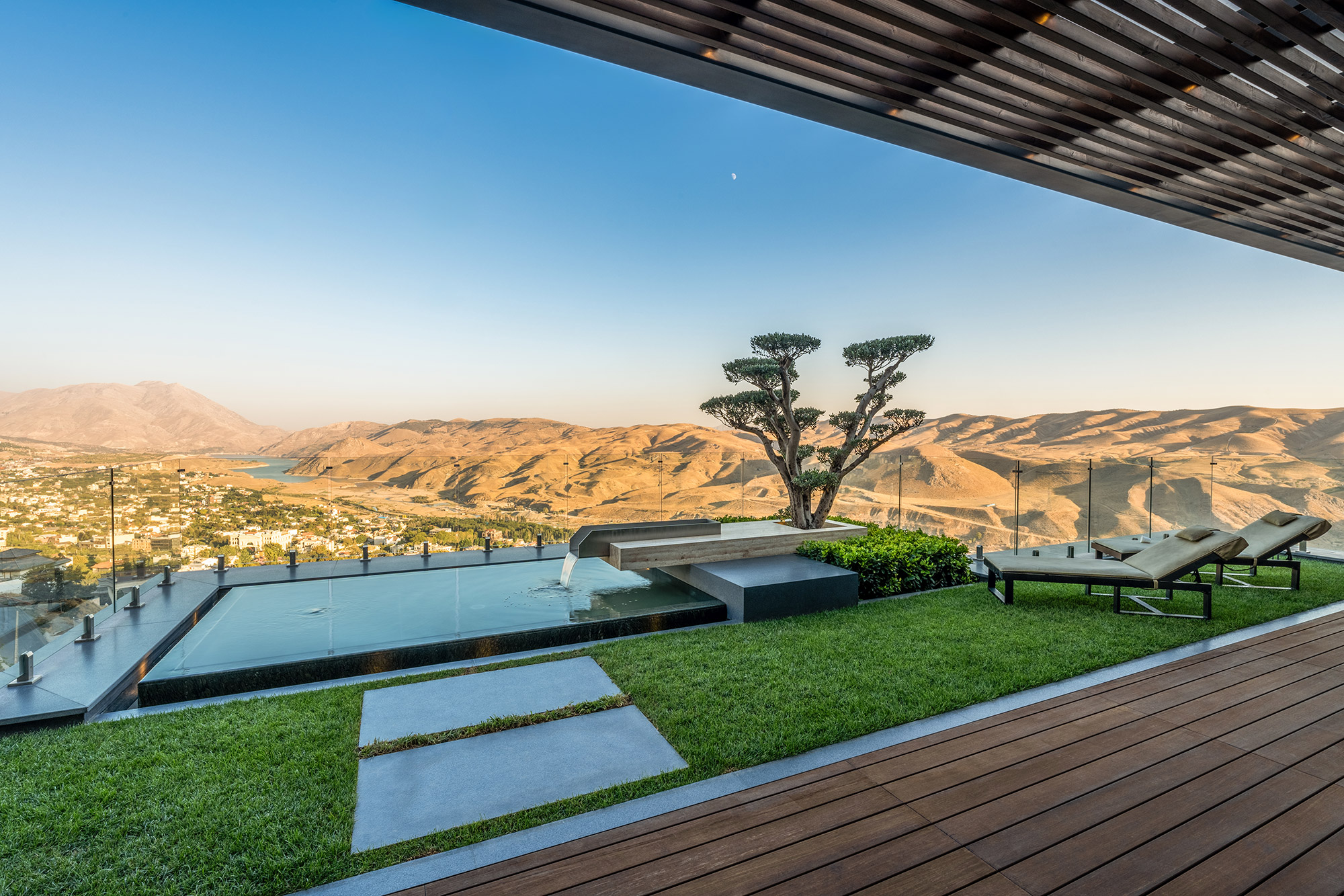 ویوی کوهستان و رودخانه در غروب خورشید