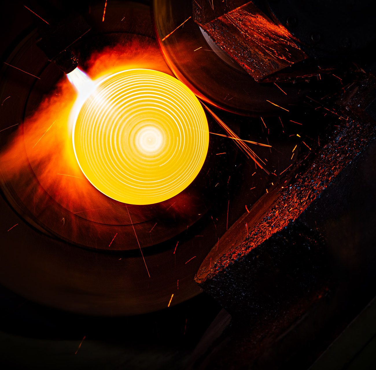 فرآیند فرم دهی فلزات با نور درخشان و جرقه در کارخانه سیلندر پرشیا