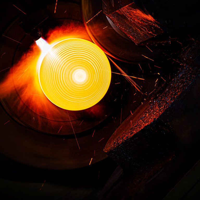 فرآیند فرم دهی فلزات با نور درخشان و جرقه در کارخانه سیلندر پرشیا