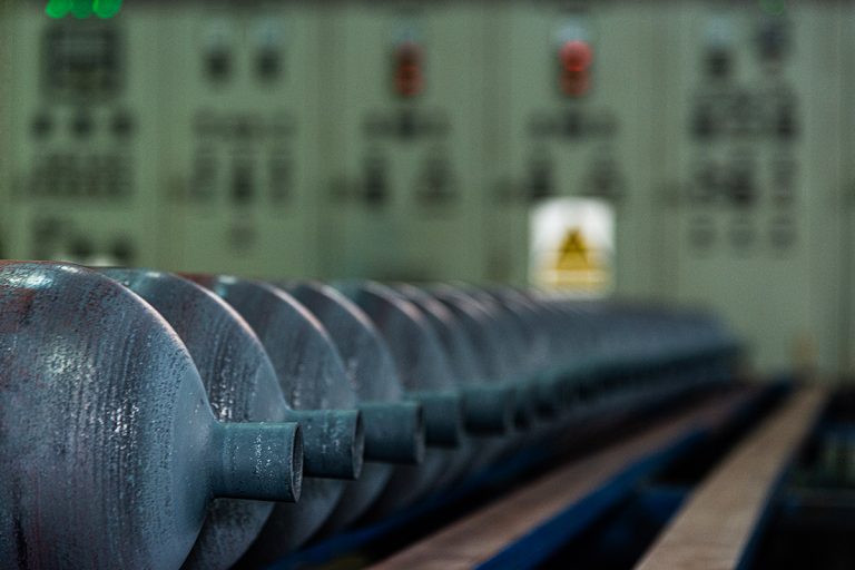 نمایی از سیلندرهای صنعتی در حال عبور از خط تولید