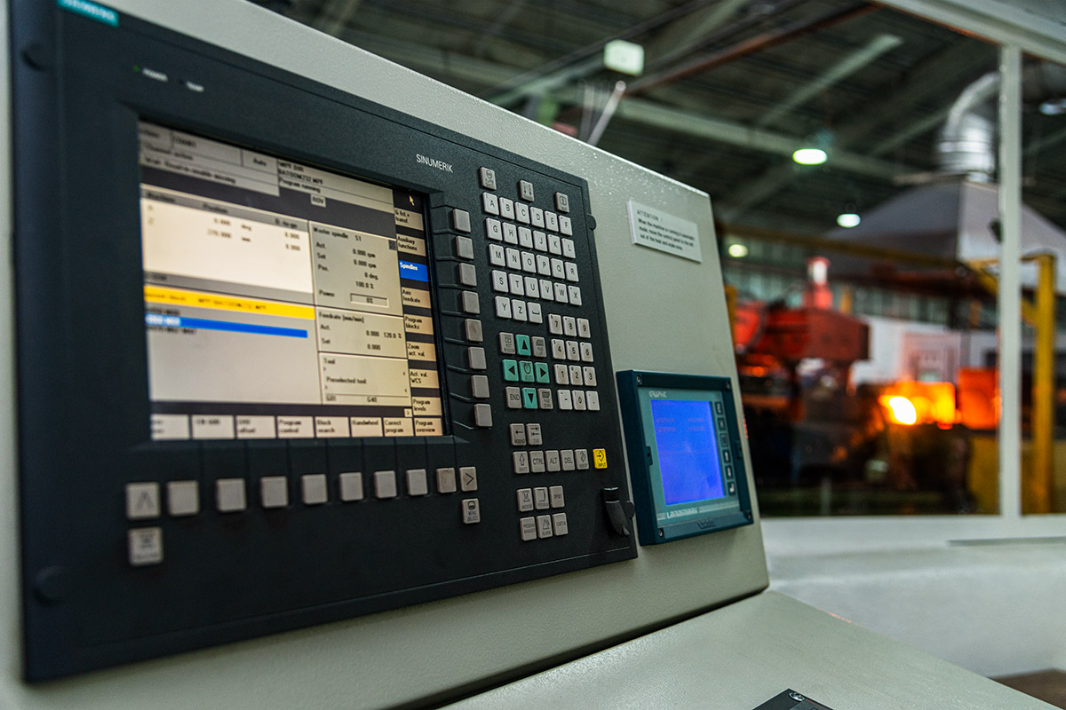 نمای نزدیک از مانیتور و کنترلر دستگاه CNC در کارخانه سیلندر پرشیا