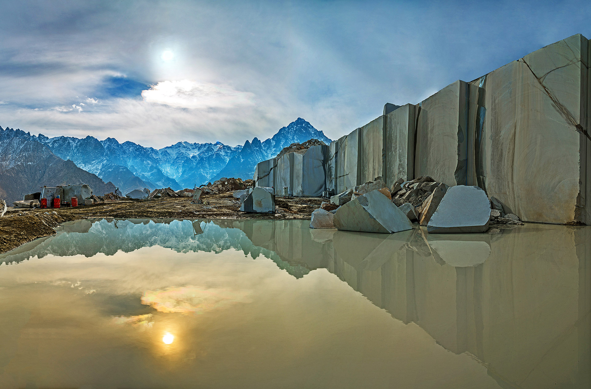 بلوک‌های سنگ گرانیت منعکس شده در آب ساکن معدن – ثبت صنعتی توسط حمید خرمی