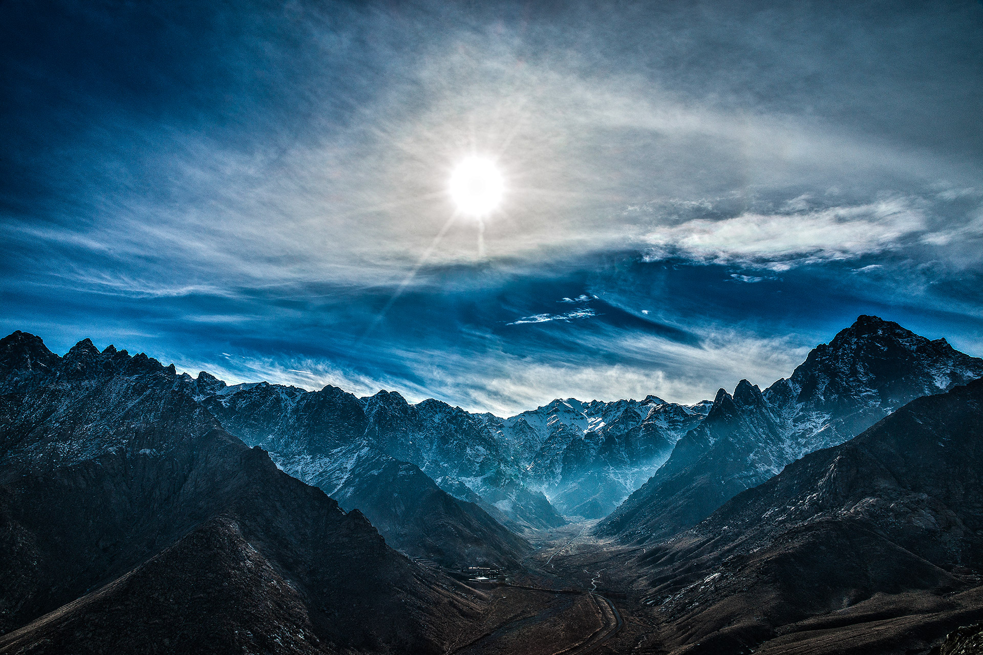 چشم‌انداز وسیع معدن سنگ گرانیت با کوه‌های دوردست در نطنز