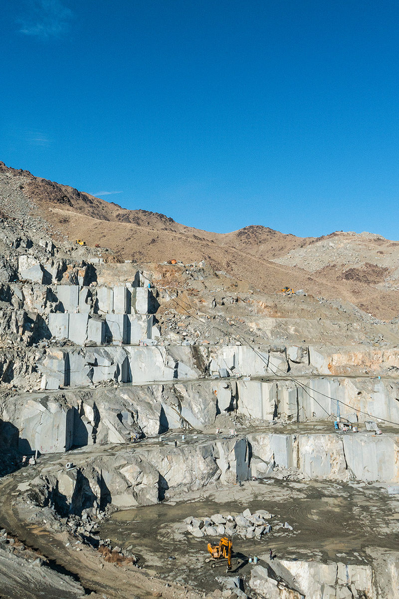 نمای باز از منطقه استخراج سنگ شرکت سنگ سروش در نطنز