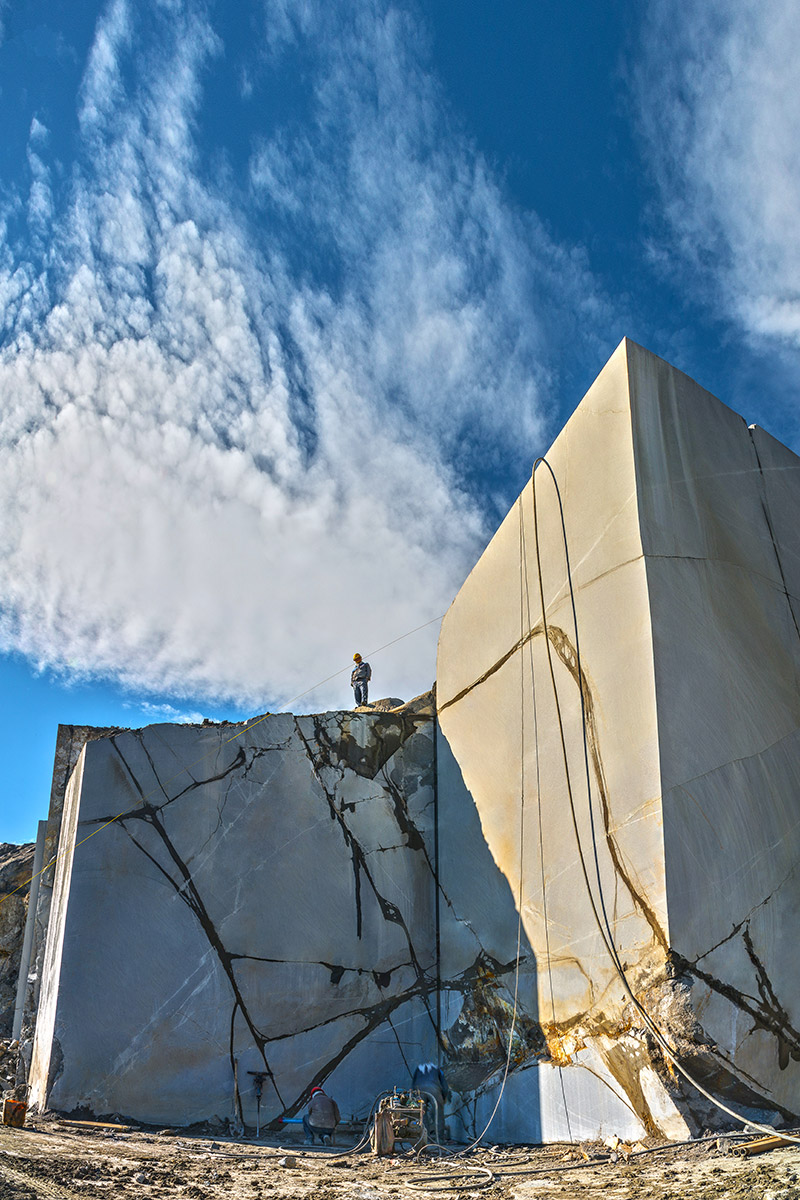 لحظه‌ای از فرآیند برش دقیق سنگ گرانیت با سیم برش – نطنز