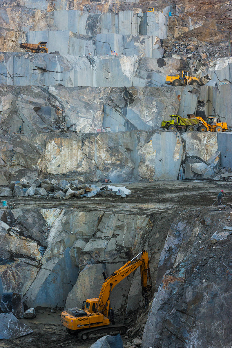 ماشین‌آلات در سطوح مختلف معدن سنگ گرانیت – مستندسازی صنعتی