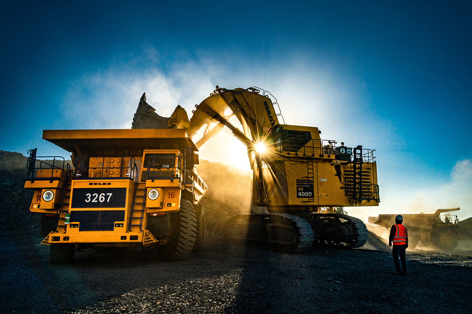 بارگیری دامپتراک BELAZ توسط بیل مکانیکی Komatsu در نور پس‌زمینه – حمید خرمی