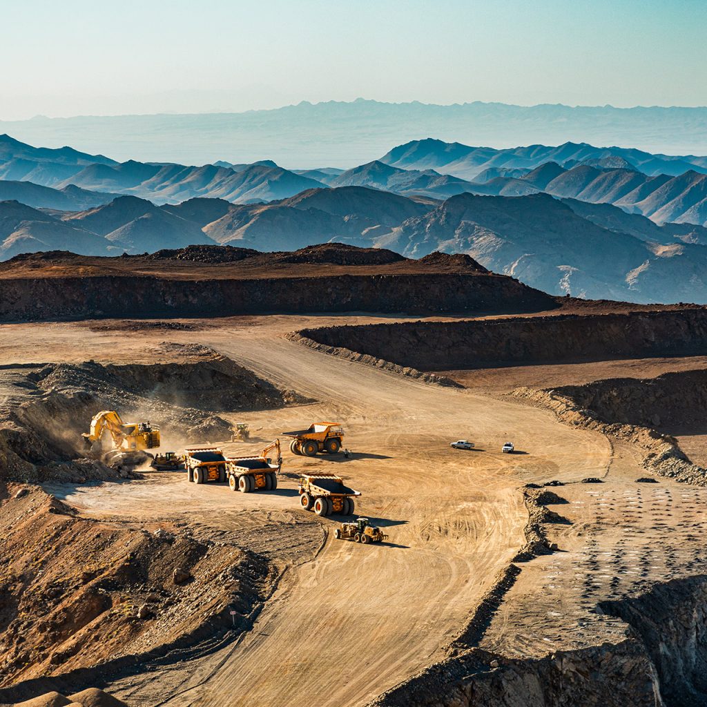 نمای وسیع معدن سنگ آهن در خواف با کوه‌های اطراف – حمید خرمی