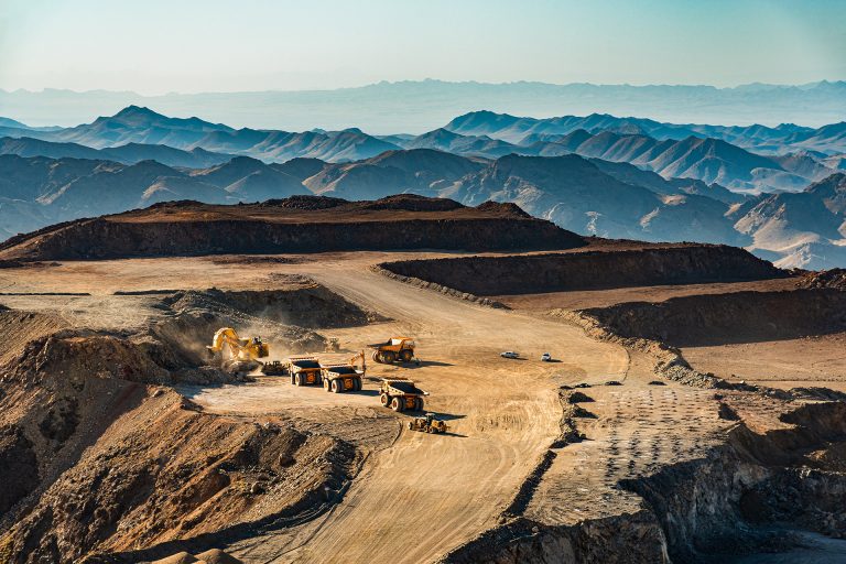 نمای وسیع معدن سنگ آهن در خواف با کوه‌های اطراف – حمید خرمی