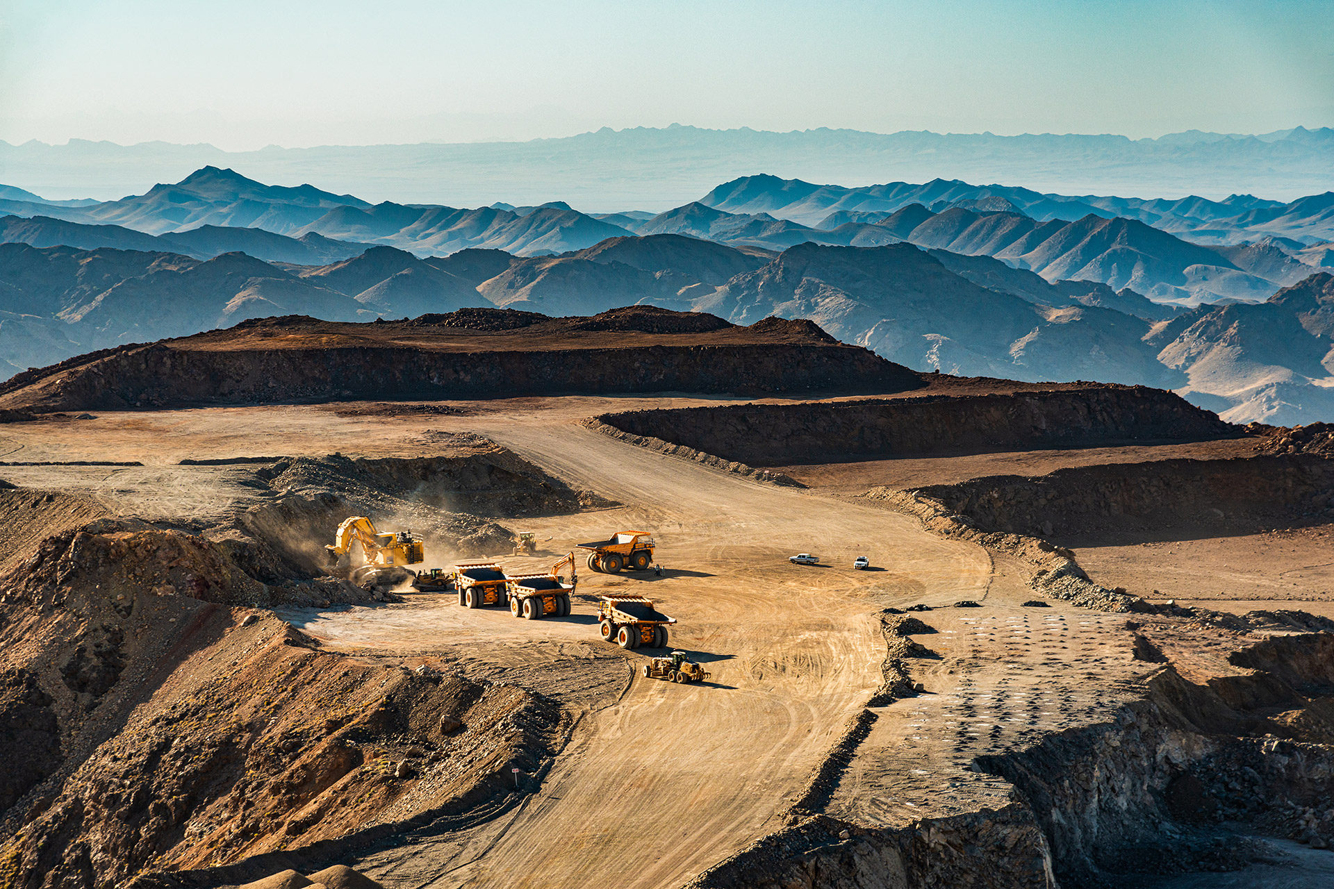 نمای وسیع معدن سنگ آهن در خواف با کوه‌های اطراف – حمید خرمی