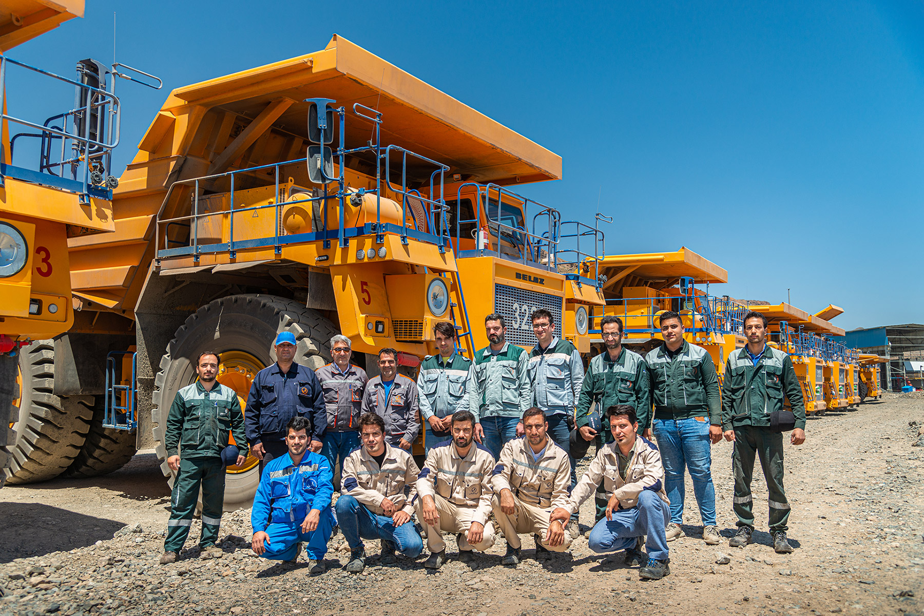 پرسنل معدن اُپال کانی پارس در کنار دامپتراک‌های BELAZ – حمید خرمی