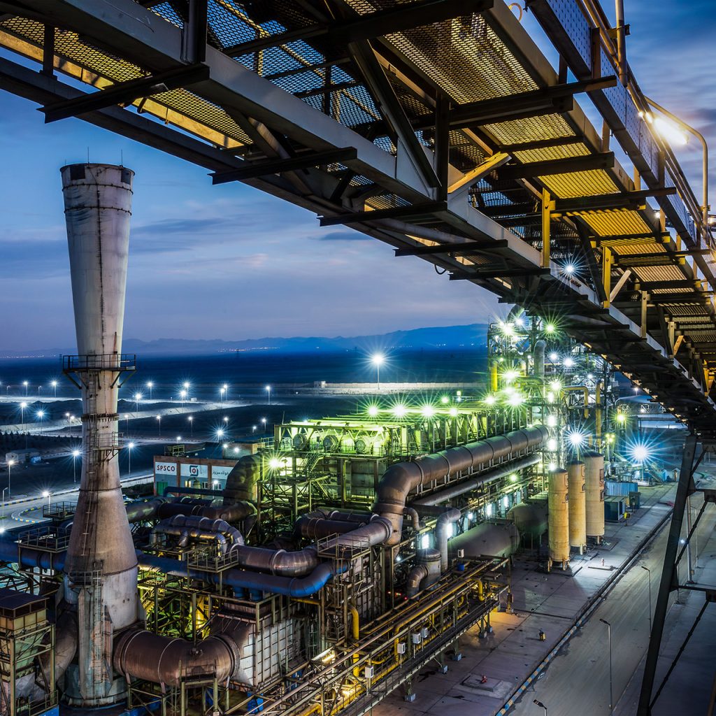 نمایی از واحد احیا کارخانه پارس فولاد در آستانه شب