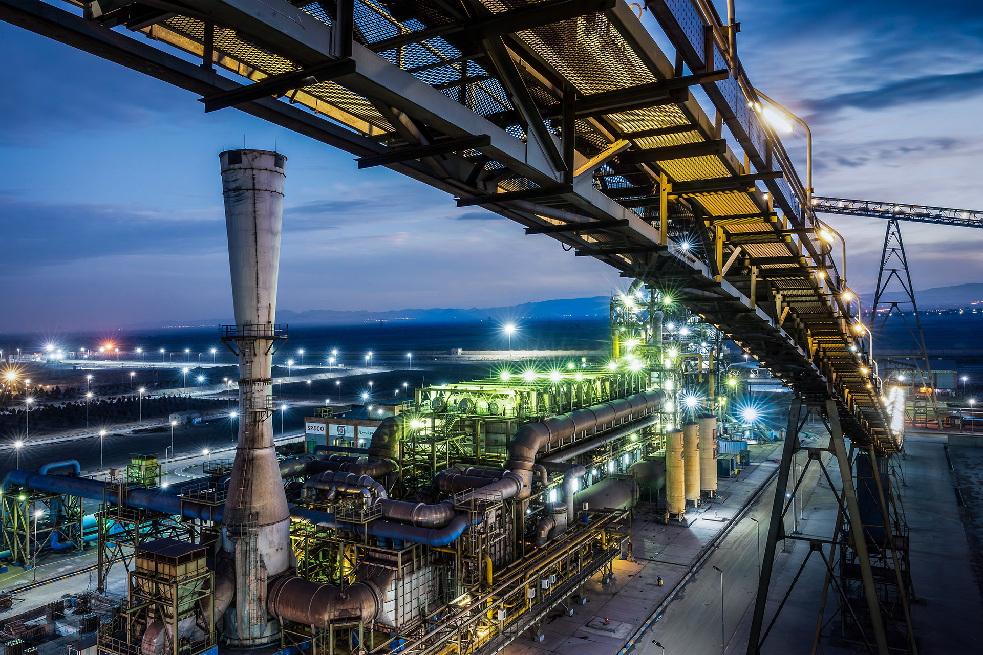 نمایی از واحد احیا کارخانه پارس فولاد در آستانه شب