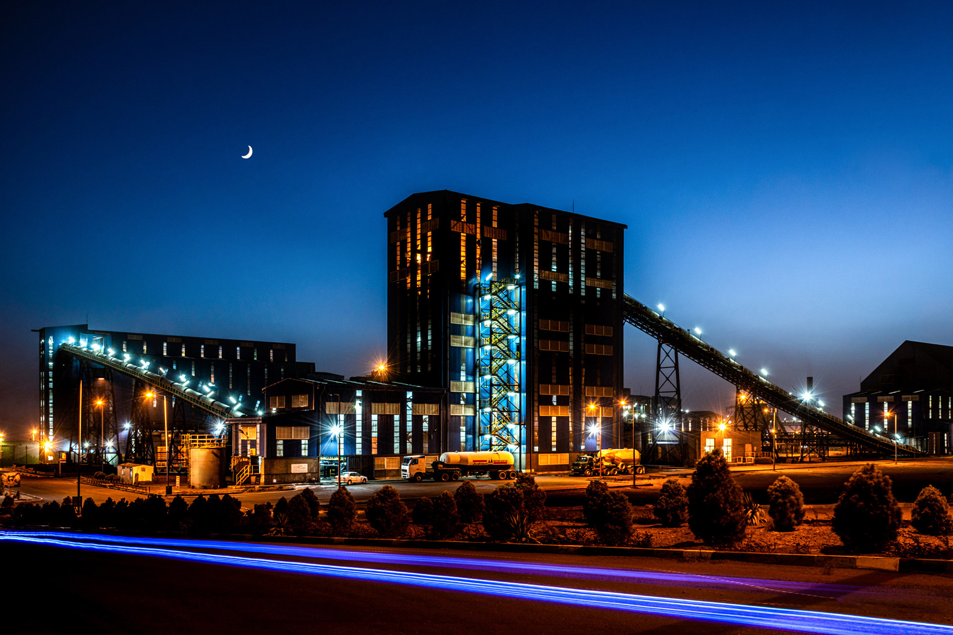 نمای شب از کارخانه اپال پارسیان سنگان با هلال ماه در آسمان خواف