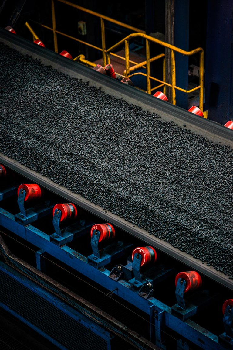 نمای نزدیک از نوار نقاله در خط تولید