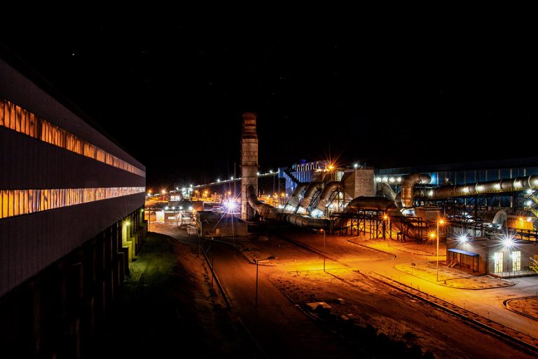 نمای شب از کارخانه و دودکش‌ها با لوله‌های عظیم درخواف