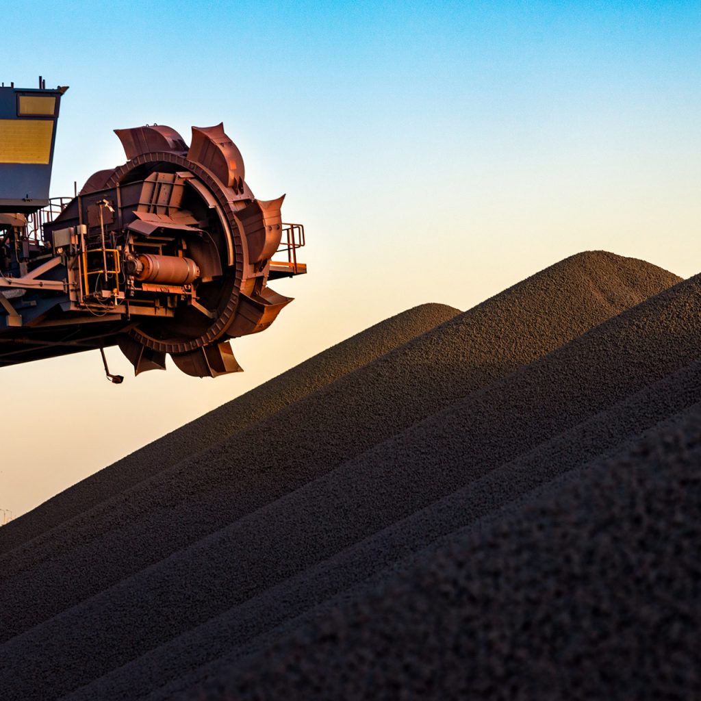 دستگاه استخراج و کوه‌های مواد اولیه در کارخانه سنگان