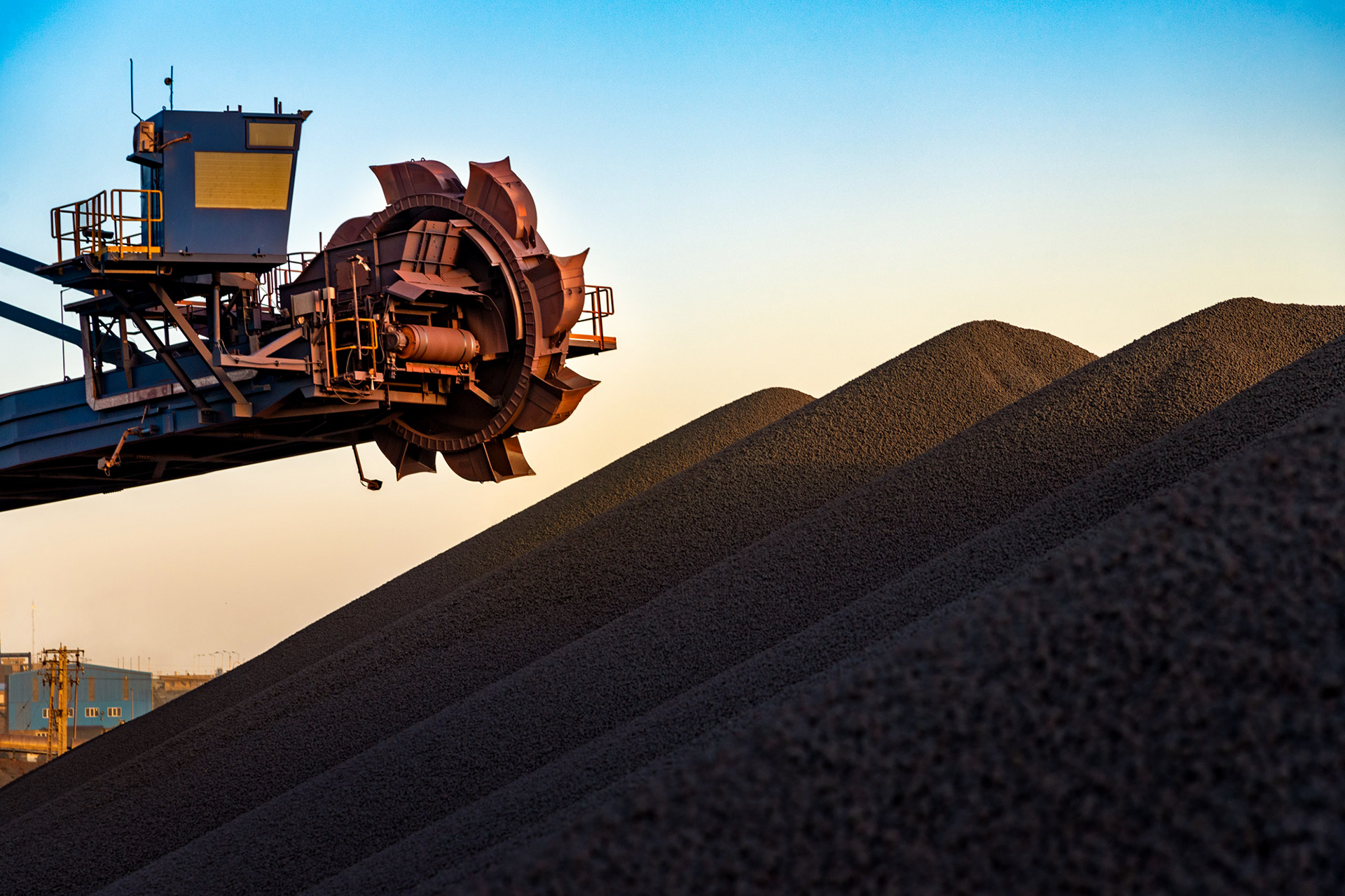 دستگاه استخراج و کوه‌های مواد اولیه در کارخانه سنگان