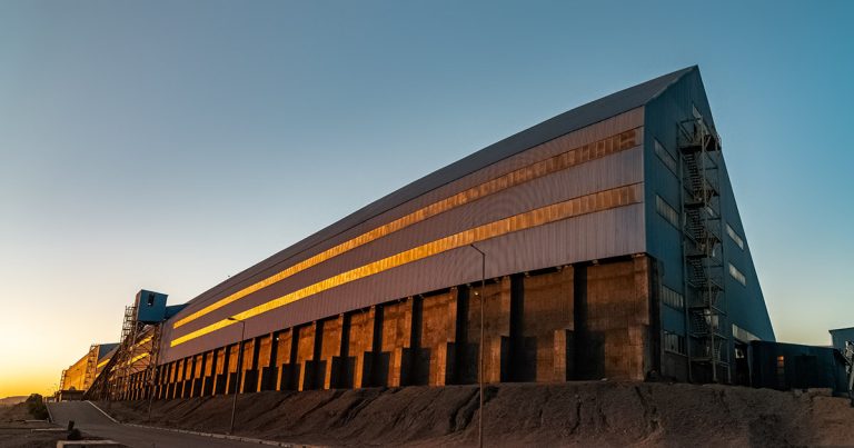 سوله عظیم تغلیظ سنگ آهن با نور طلایی غروب بر بدنه فلزی