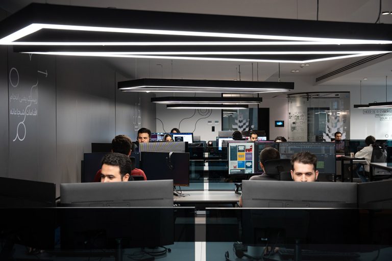 کارکنان شرکت اسپارا در محیط کاری منظم و مدرن در حال فعالیت هستند