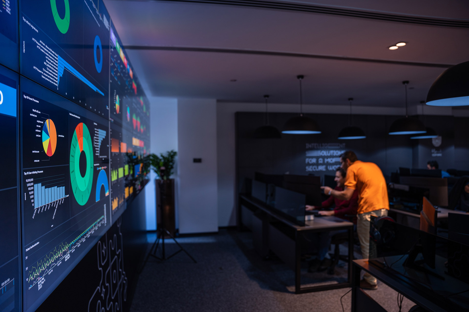 مانیتورهای دیواری با نمودارهای تحلیلی در شرکت اسپارا