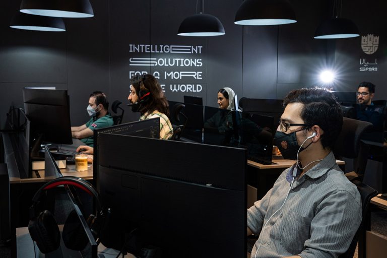 تیم پشتیبانی اسپارا در حال پاسخگویی با هدست در فضای تاریک