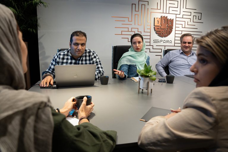 جلسه تیمی در شرکت اسپارا با حضور مدیران و کارکنان