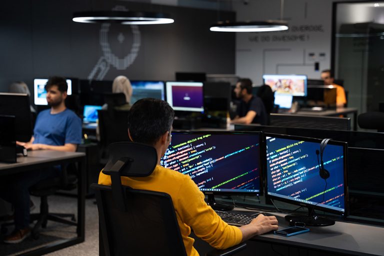برنامه‌نویس شرکت اسپارا در حال کدنویسی در فضای کاری مدرن